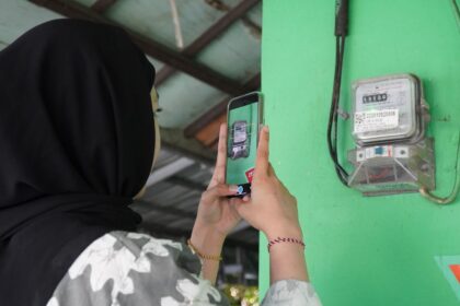 Ilustrasi pelanggan tengah memanfaatkan fitur SwaCAM di aplikasi PLN Mobile untuk mencatat _stand_ meter listrik secara mandiri pada tanggal 23 hingga 27 setiap bulannya. Fitur ini memudahkan pelanggan pascabayar dalam memantau pemakaian listrik dan memperkirakan tagihan dengan lebih jelas. Foto: PLN