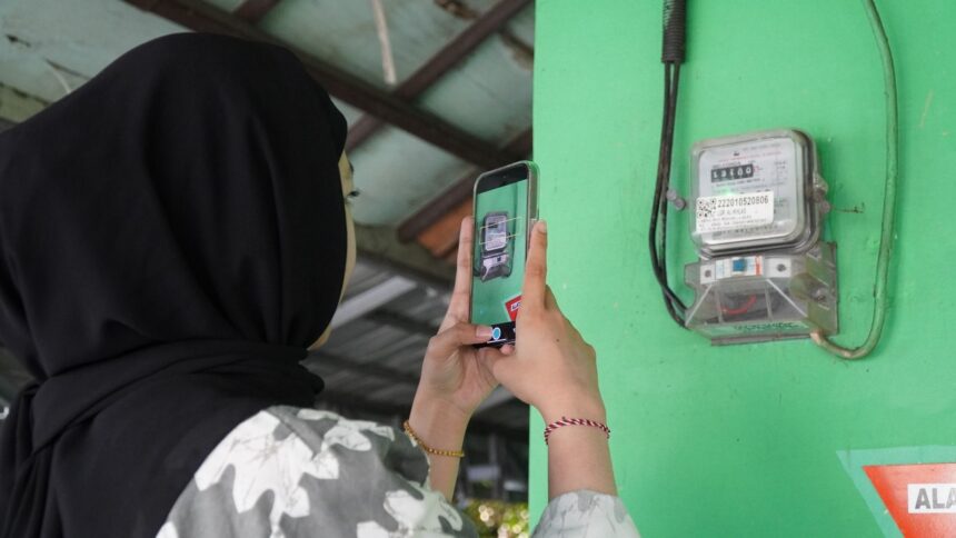 Ilustrasi pelanggan tengah memanfaatkan fitur SwaCAM di aplikasi PLN Mobile untuk mencatat _stand_ meter listrik secara mandiri pada tanggal 23 hingga 27 setiap bulannya. Fitur ini memudahkan pelanggan pascabayar dalam memantau pemakaian listrik dan memperkirakan tagihan dengan lebih jelas. Foto: PLN