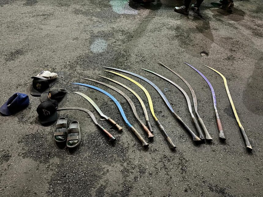 Barang bukti senjata tajam yang diamankan dalam pencegahan tawuran di tiga lokasi Ibu Kota Jakarta, Jumat (22/5/2026) dinihari.