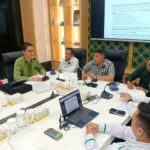 Kuasa hukum perwakilan umat Buddha, Raka Dwi Permana bersama Ketua Vihara Catur Arya Satyani, Pemangkat, Pang Dewo, perwakilan umat Buddha Vihara Catur Arya Satyani dan Kuasa hukum Yayasan Catur Arya Satyani, Titin, saat melakukan audiensi dengan Kapoksi Komisi III DPR RI fraksi PKB, Gus Abduh dan jajaran, Jumat (22/5/2026). Foto: Joesvicar Iqbal/ipol.id