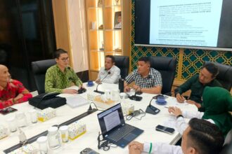 Kuasa hukum perwakilan umat Buddha, Raka Dwi Permana bersama Ketua Vihara Catur Arya Satyani, Pemangkat, Pang Dewo, perwakilan umat Buddha Vihara Catur Arya Satyani dan Kuasa hukum Yayasan Catur Arya Satyani, Titin, saat melakukan audiensi dengan Kapoksi Komisi III DPR RI fraksi PKB, Gus Abduh dan jajaran, Jumat (22/5/2026). Foto: Joesvicar Iqbal/ipol.id
