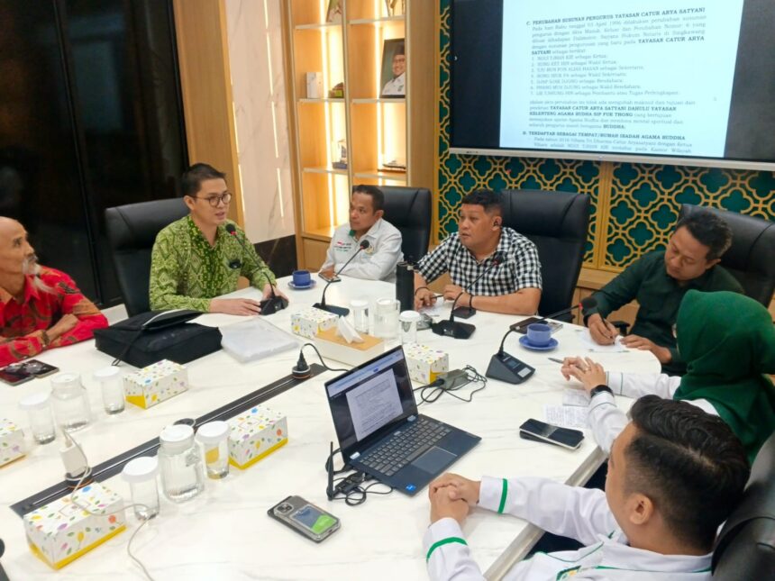 Kuasa hukum perwakilan umat Buddha, Raka Dwi Permana bersama Ketua Vihara Catur Arya Satyani, Pemangkat, Pang Dewo, perwakilan umat Buddha Vihara Catur Arya Satyani dan Kuasa hukum Yayasan Catur Arya Satyani, Titin, saat melakukan audiensi dengan Kapoksi Komisi III DPR RI fraksi PKB, Gus Abduh dan jajaran, Jumat (22/5/2026). Foto: Joesvicar Iqbal/ipol.id