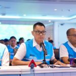 Direktur Utama PLN, Darmawan Prasodjo (tengah) didampingi jajaran direksi PLN saat konferensi pers di Kantor Pusat PLN, Sabtu (23/5) mengatakan seluruh petugas dan tim teknis PLN terus bekerja _all out_ selama 24 jam di lapangan agar pasokan listrik kepada masyarakat dapat segera pulih kembali secara bertahap dan aman. Foto: PLN