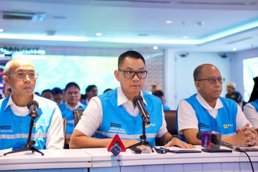 Direktur Utama PLN, Darmawan Prasodjo (tengah) didampingi jajaran direksi PLN saat konferensi pers di Kantor Pusat PLN, Sabtu (23/5) mengatakan seluruh petugas dan tim teknis PLN terus bekerja _all out_ selama 24 jam di lapangan agar pasokan listrik kepada masyarakat dapat segera pulih kembali secara bertahap dan aman. Foto: PLN