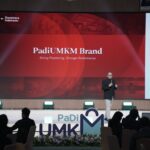 Senior Director Chief Marketing Officer (CMO) PT Danantara Asset Management (Persero), Dendi T. Danianto menyampaikan paparan mengenai penguatan brand positioning dalam acara PaDi Business Forum & Showcase 2026, Senin (6/5). Foto: Telkom Indonesia