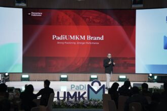 Senior Director Chief Marketing Officer (CMO) PT Danantara Asset Management (Persero), Dendi T. Danianto menyampaikan paparan mengenai penguatan brand positioning dalam acara PaDi Business Forum & Showcase 2026, Senin (6/5). Foto: Telkom Indonesia