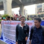 Puluhan mahasiswa yang tergabung dalam Gerakan Mahasiswa Peduli Demokrasi (GMPD Jakarta) menggelar aksi unjuk rasa di depan kantor pusat PT PLN (Persero), Selasa (26/5).