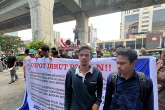 Puluhan mahasiswa yang tergabung dalam Gerakan Mahasiswa Peduli Demokrasi (GMPD Jakarta) menggelar aksi unjuk rasa di depan kantor pusat PT PLN (Persero), Selasa (26/5).