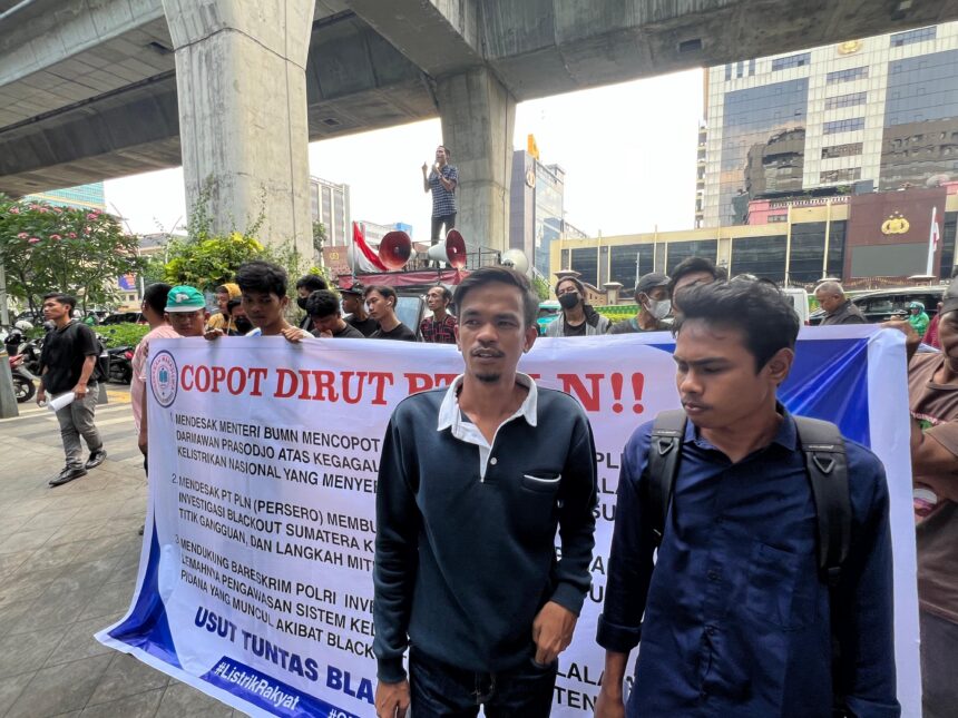 Puluhan mahasiswa yang tergabung dalam Gerakan Mahasiswa Peduli Demokrasi (GMPD Jakarta) menggelar aksi unjuk rasa di depan kantor pusat PT PLN (Persero), Selasa (26/5).