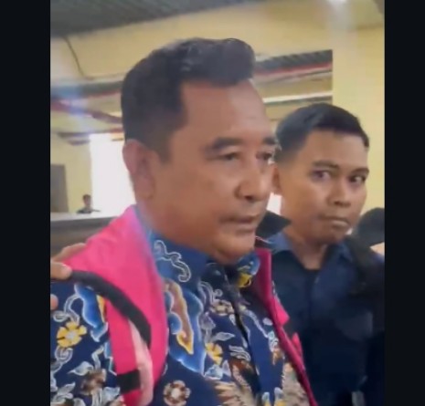 Eks Pj Gubernur Sulsel, Bahtiar Baharuddin saat memberikan keterangan kepada wartawan di Gedung Kejati Sulsel, Kamis (7/5/2026). Foto: Tangkap layar video (Ist)