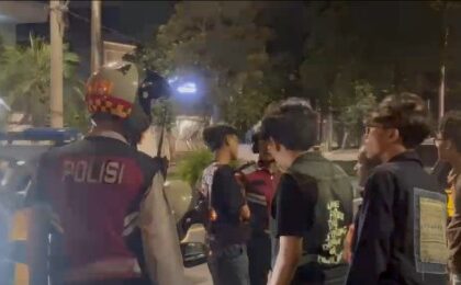 Aparat Polda Metro Jaya saat menggelar patroli malam di sejumlah lokasi di Jakarta Pusat dan Jakarta Barat. Foto: Tangkap layar video (ist)