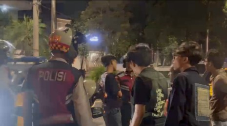 Aparat Polda Metro Jaya saat menggelar patroli malam di sejumlah lokasi di Jakarta Pusat dan Jakarta Barat. Foto: Tangkap layar video (ist)