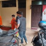 Suasana para poter/kuli panggul, pedagang asongan, petugas kebersihan dan driver ojek online mengantri untuk mengambil daging kurban diberikan oleh pengelola terminal di Terminal Kampung Rambutan, Jakarta Timur, Jumat (29/5/2026) sore. Foto: Ist