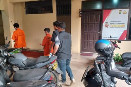 Suasana para poter/kuli panggul, pedagang asongan, petugas kebersihan dan driver ojek online mengantri untuk mengambil daging kurban diberikan oleh pengelola terminal di Terminal Kampung Rambutan, Jakarta Timur, Jumat (29/5/2026) sore. Foto: Ist