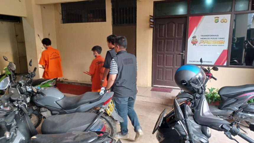 Suasana para poter/kuli panggul, pedagang asongan, petugas kebersihan dan driver ojek online mengantri untuk mengambil daging kurban diberikan oleh pengelola terminal di Terminal Kampung Rambutan, Jakarta Timur, Jumat (29/5/2026) sore. Foto: Ist