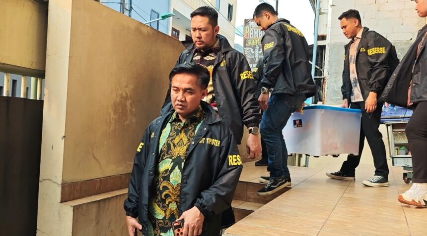 Tim penyidik Subdit 1 Dittipidter Bareskrim Polri melakukan penggeledahan di kantor PT MMS yang berada di Jalan Ampera IV, Pademangan, Jakarta Utara. Foto: Dok Bareskrim Polri