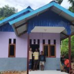 Lomon Monei bersama keluarga mendapatkan rumah baru dari PT Kristalin Ekalestari di Kp. Kalibiru, Desa Biha, Distrik Makimi, Kabupaten Nabire, Papua Tengah. Foto: PT Kristalin Ekalestari