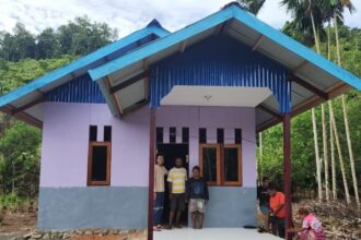 Lomon Monei bersama keluarga mendapatkan rumah baru dari PT Kristalin Ekalestari di Kp. Kalibiru, Desa Biha, Distrik Makimi, Kabupaten Nabire, Papua Tengah. Foto: PT Kristalin Ekalestari