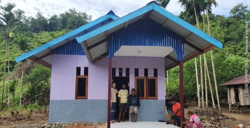 Lomon Monei bersama keluarga mendapatkan rumah baru dari PT Kristalin Ekalestari di Kp. Kalibiru, Desa Biha, Distrik Makimi, Kabupaten Nabire, Papua Tengah. Foto: PT Kristalin Ekalestari