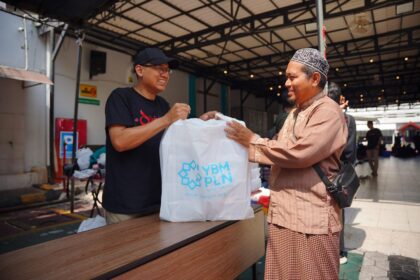 Tampak personel Yayasan Baitul Maal PLN menyerahkan sedekah daging kepada penerima manfaat, salah satu pengurus panti asuhan di Surabaya. Foto: Dok PLN