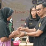 Suasana para poter/kuli panggul, pedagang asongan, petugas kebersihan dan driver ojek online mengantri untuk mengambil daging kurban diberikan oleh pengelola terminal di Terminal Kampung Rambutan, Jakarta Timur, Jumat (29/5/2026) sore. Foto: Ist