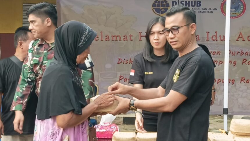 Suasana para poter/kuli panggul, pedagang asongan, petugas kebersihan dan driver ojek online mengantri untuk mengambil daging kurban diberikan oleh pengelola terminal di Terminal Kampung Rambutan, Jakarta Timur, Jumat (29/5/2026) sore. Foto: Ist