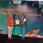 Pemimpin Wilayah VIII Jakarta 1 PT Pegadaian, Dede Kurniawan beserta jajaran saat penyaluran 1.800 paket daging kurban kepada masyarakat membutuhkan di Pegadaian Kebon Nanas, Jakarta Timur, Sabtu (30/5/2026). Foto: Joesvicar Iqbal/ipol.id