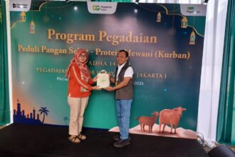 Pemimpin Wilayah VIII Jakarta 1 PT Pegadaian, Dede Kurniawan beserta jajaran saat penyaluran 1.800 paket daging kurban kepada masyarakat membutuhkan di Pegadaian Kebon Nanas, Jakarta Timur, Sabtu (30/5/2026). Foto: Joesvicar Iqbal/ipol.id