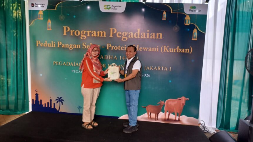 Pemimpin Wilayah VIII Jakarta 1 PT Pegadaian, Dede Kurniawan beserta jajaran saat penyaluran 1.800 paket daging kurban kepada masyarakat membutuhkan di Pegadaian Kebon Nanas, Jakarta Timur, Sabtu (30/5/2026). Foto: Joesvicar Iqbal/ipol.id