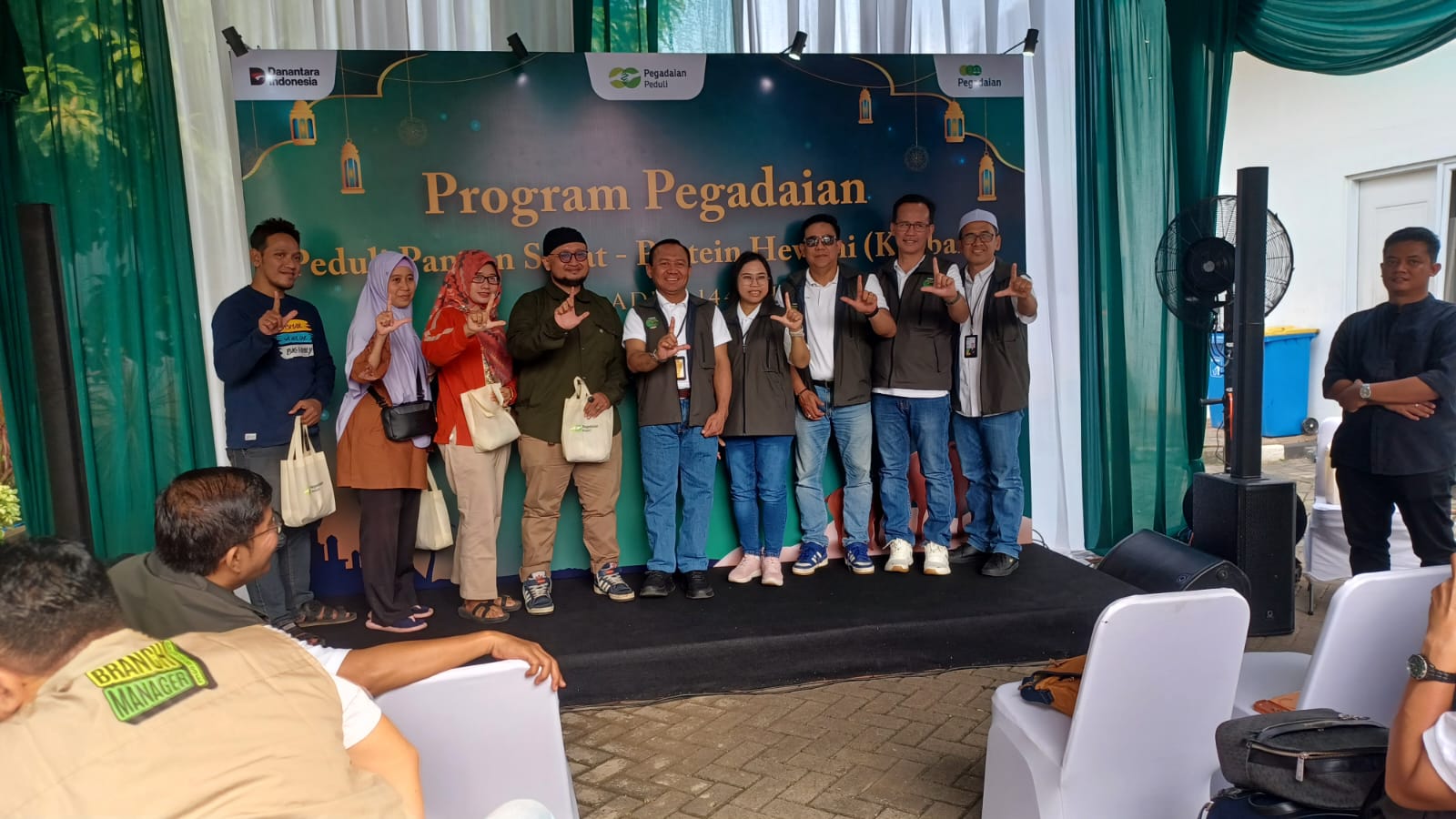Pemimpin Wilayah VIII Jakarta 1 PT Pegadaian, Dede Kurniawan beserta jajaran saat penyaluran 1.800 paket daging kurban kepada masyarakat membutuhkan di Pegadaian Kebon Nanas, Jakarta Timur, Sabtu (30/5/2026). Foto: Joesvicar Iqbal/ipol.id