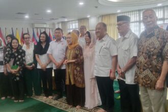 Ketua Umum KONI Pusat Marciano Norman bersama Ibu Wismoyo Arismunandar dan Djoko Pramono. Foto/ipol