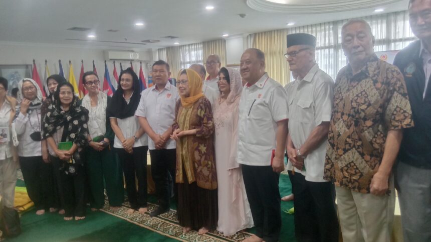 Ketua Umum KONI Pusat Marciano Norman bersama Ibu Wismoyo Arismunandar dan Djoko Pramono. Foto/ipol