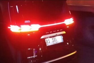 Polisi tindak mobil berpelat R1 di Tangerang. Foto: Ist