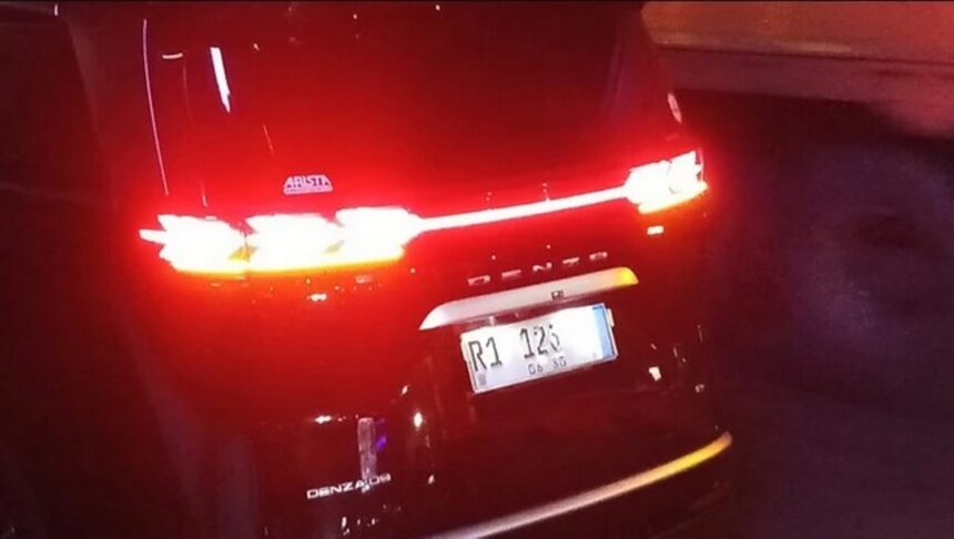 Polisi tindak mobil berpelat R1 di Tangerang. Foto: Ist