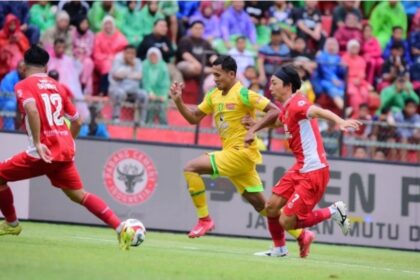 Semen Padang FC vs Persebaya Surabaya. Foto: Ileague