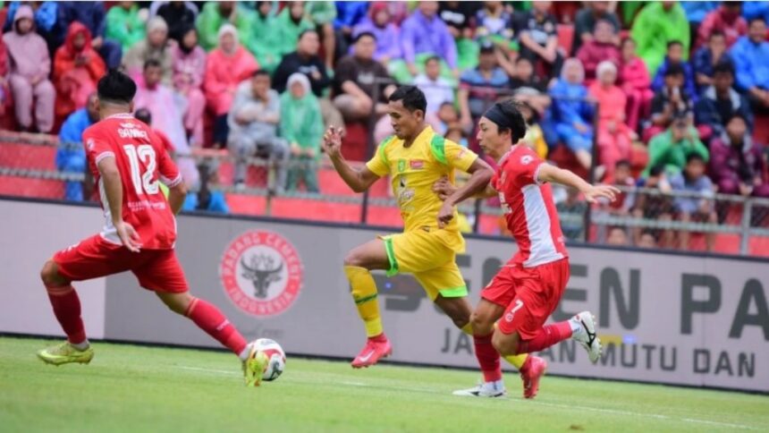 Semen Padang FC vs Persebaya Surabaya. Foto: Ileague