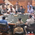 Presiden Prabowo Subianto menggelar rapat terbatas bersama sejumlah anggota Kabinet Merah Putih di kediamannya di Hambalang, Kabupaten, Jawa Barat, Sabtu (2/5/2026). Foto: BPMI Setpres