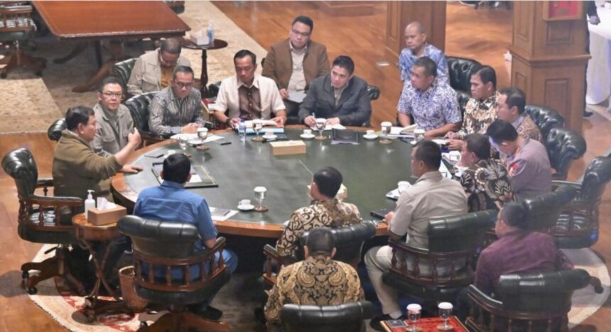 Presiden Prabowo Subianto menggelar rapat terbatas bersama sejumlah anggota Kabinet Merah Putih di kediamannya di Hambalang, Kabupaten, Jawa Barat, Sabtu (2/5/2026). Foto: BPMI Setpres