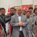 Kepala Perwakilan Konsul Jenderal RI di Istanbul, Darianto Harsono bersama WNI relawan Flotilla. Foto: Instagram KJRI Istanbul