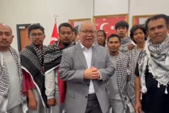 Kepala Perwakilan Konsul Jenderal RI di Istanbul, Darianto Harsono bersama WNI relawan Flotilla. Foto: Instagram KJRI Istanbul
