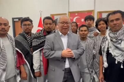 Kepala Perwakilan Konsul Jenderal RI di Istanbul, Darianto Harsono bersama WNI relawan Flotilla. Foto: Instagram KJRI Istanbul