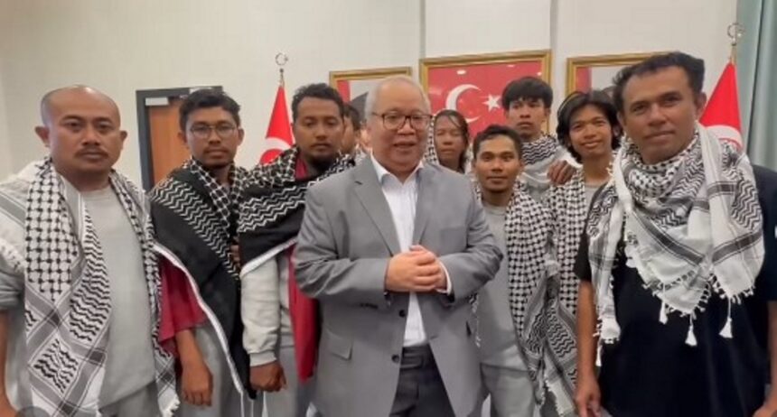 Kepala Perwakilan Konsul Jenderal RI di Istanbul, Darianto Harsono bersama WNI relawan Flotilla. Foto: Instagram KJRI Istanbul