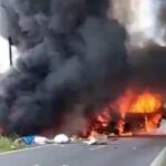 Bus ALS terbakar usai bertabrakan dengan truk tangki. Foto: Tangkapan layar video viral