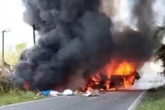 Bus ALS terbakar usai bertabrakan dengan truk tangki. Foto: Tangkapan layar video viral