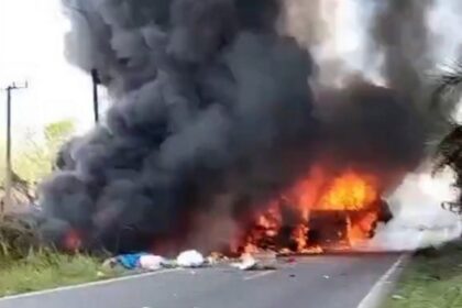 Bus ALS terbakar usai bertabrakan dengan truk tangki. Foto: Tangkapan layar video viral