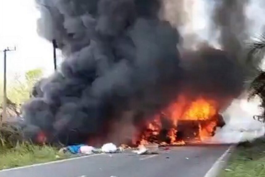 Bus ALS terbakar usai bertabrakan dengan truk tangki. Foto: Tangkapan layar video viral