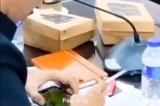 Anggota DPRD Jember asyik main game sambil merokok saat rapat. Foto: Tangkapan layar video viral