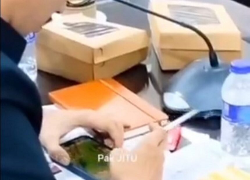 Anggota DPRD Jember asyik main game sambil merokok saat rapat. Foto: Tangkapan layar video viral