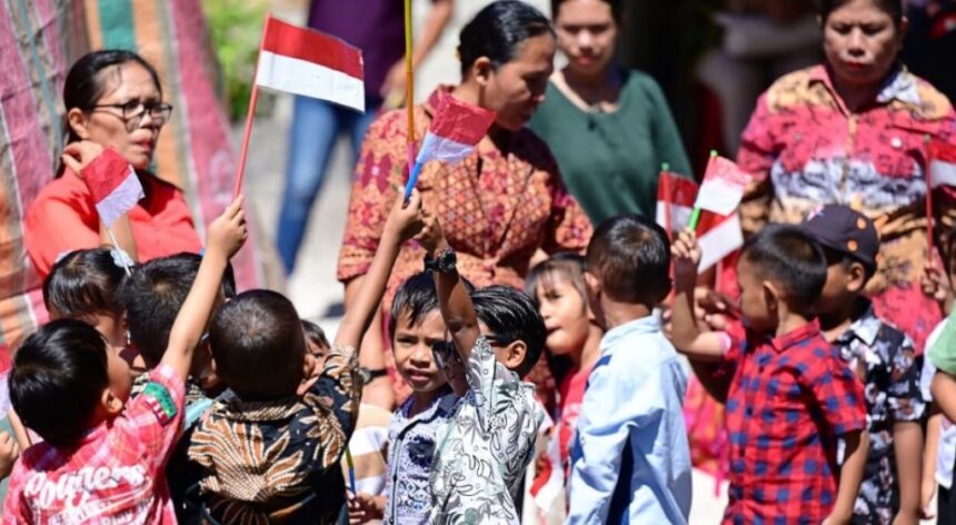 Masyarakat Miangas, Kabupaten Kepulauan Talaud, Provinsi Sulawesi Utara, menyambut kedatangan Presiden Prabowo Subianto, Sabtu (9/5/2026). Foto: BPMI Setpres