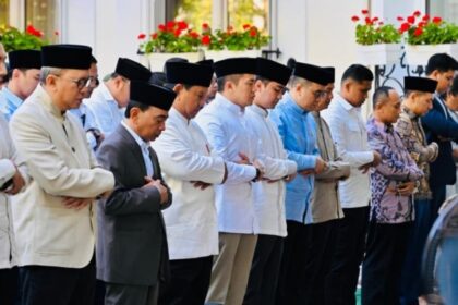 Presiden Prabowo Subianto melaksanakan salat Idul Adha di Paris, Prancis, Rabu (27/5.2026). Foto: BPMI Setpres